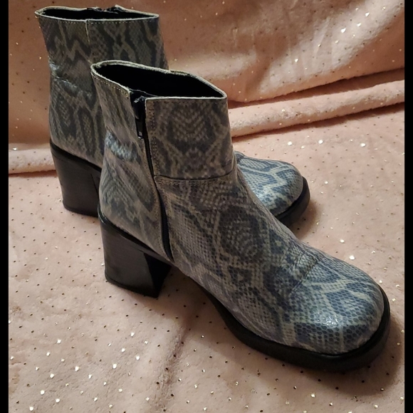 Boots - Picture 3 of 9